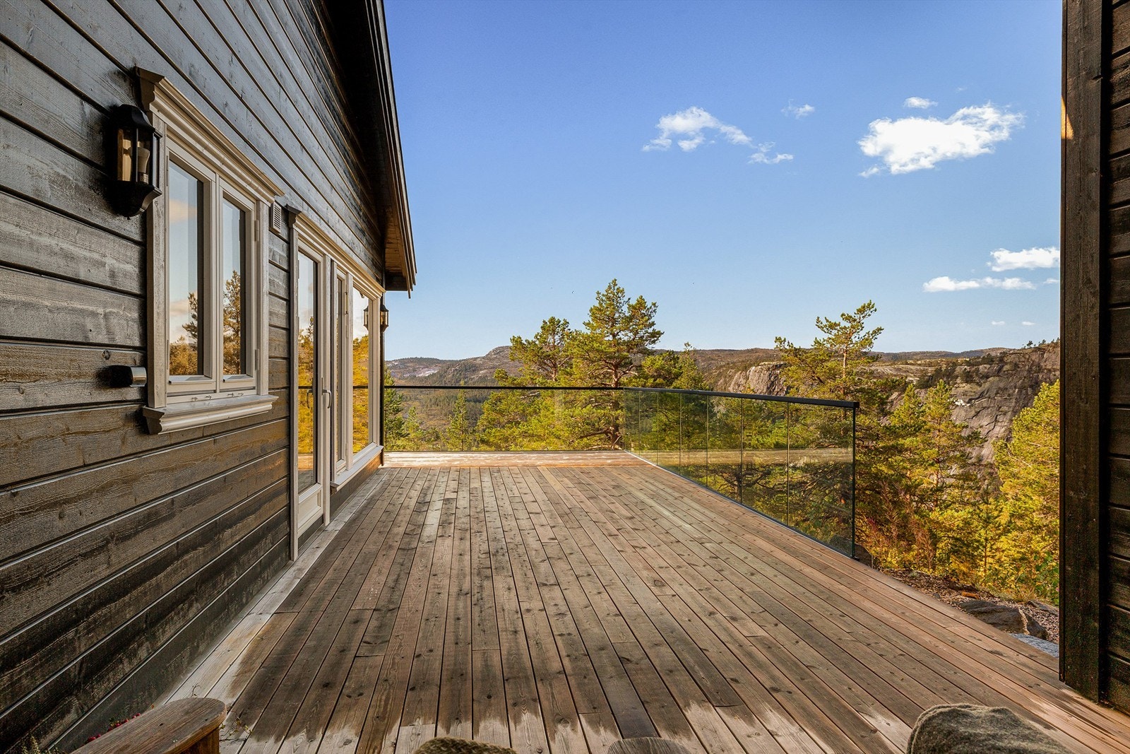Den romslige terrassen byr på god plass til flere sittegrupper, med en fantastisk utsikt som naturlig bakteppe. Galleribilde