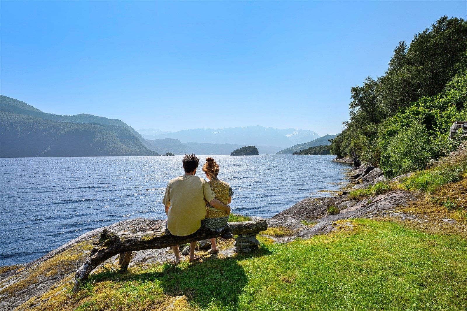 Benk ved fjøra med flott utsyn mot holmane i fjorden. Galleribilde