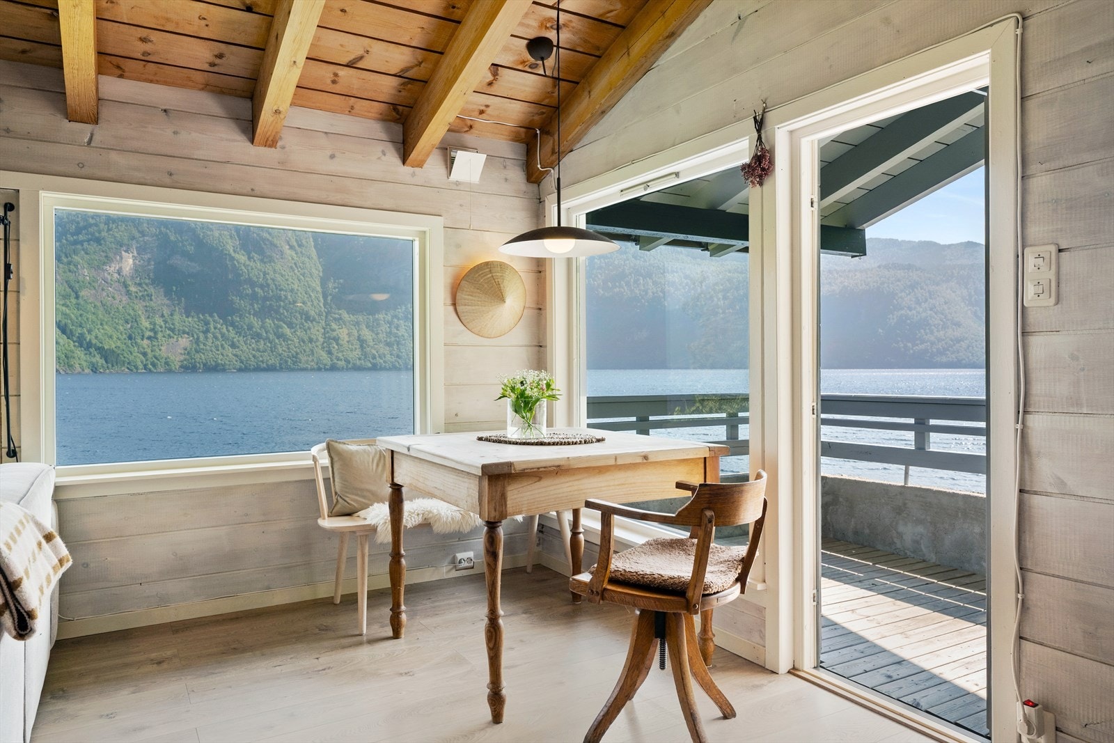 Spiseplassen er plassert ved hjørnevindauget med direkte utgang til verandaen. Galleribilde