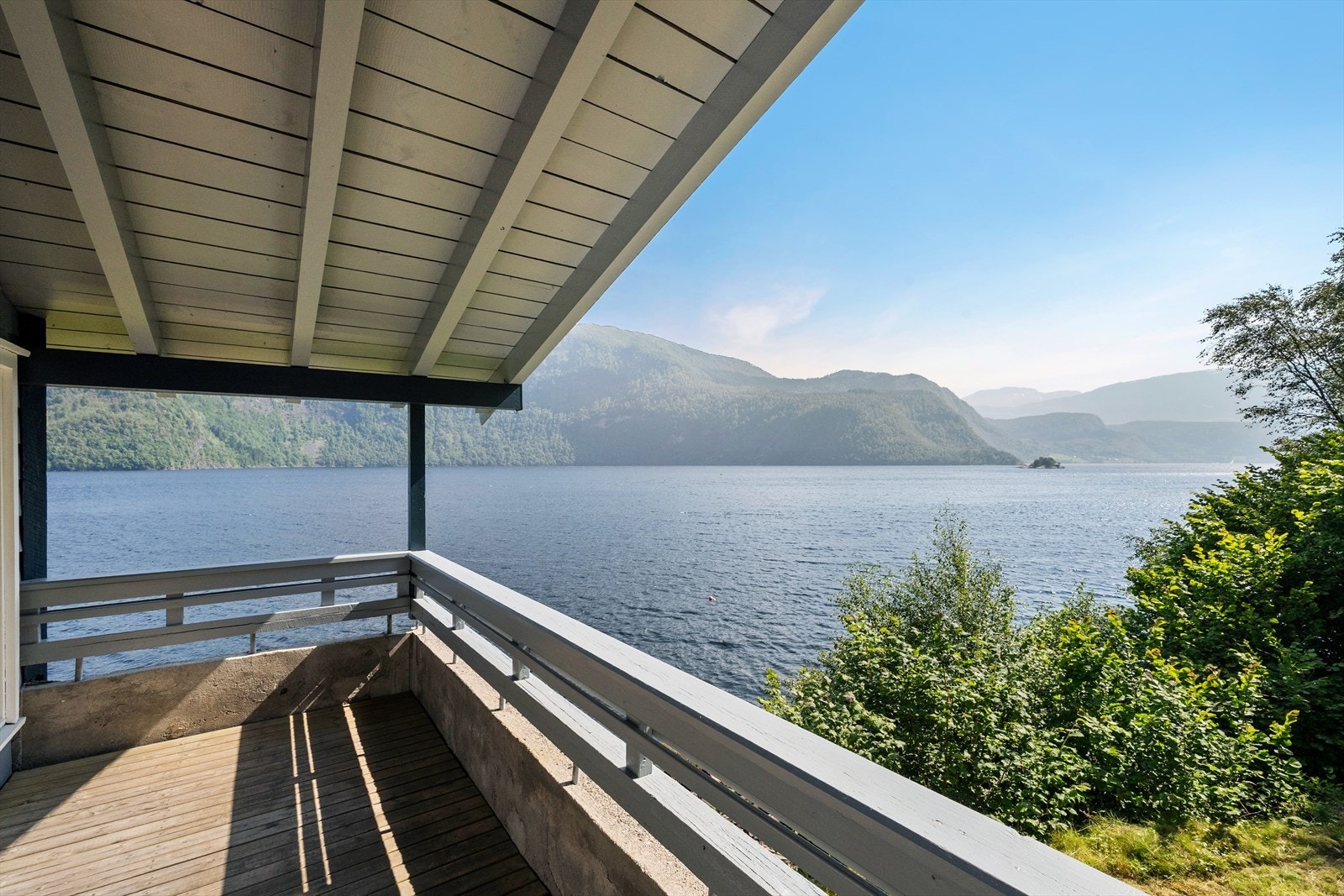 Overbygd veranda med vidt utsyn over fjorden. Galleribilde