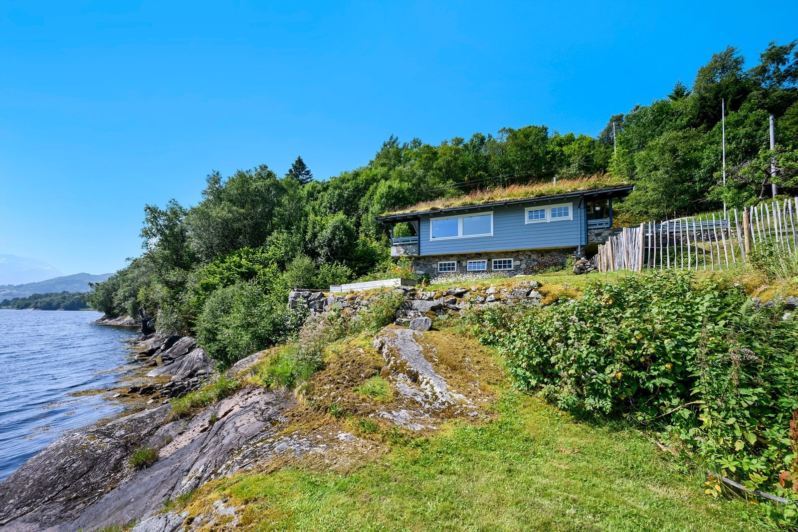 Frå hagen er det direkte tilkomst ned mot svaberga og strandlina. Galleribilde