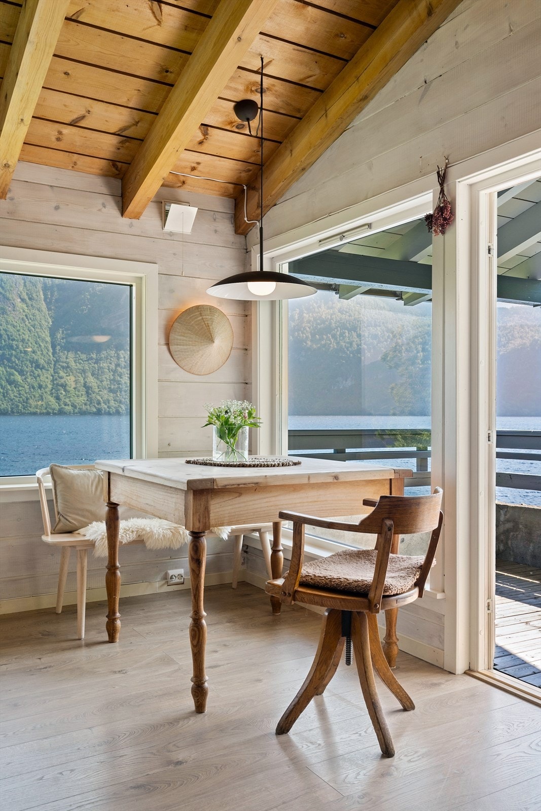 Her kan måltida nytast med frit utsyn mot fjord og fjell Galleribilde