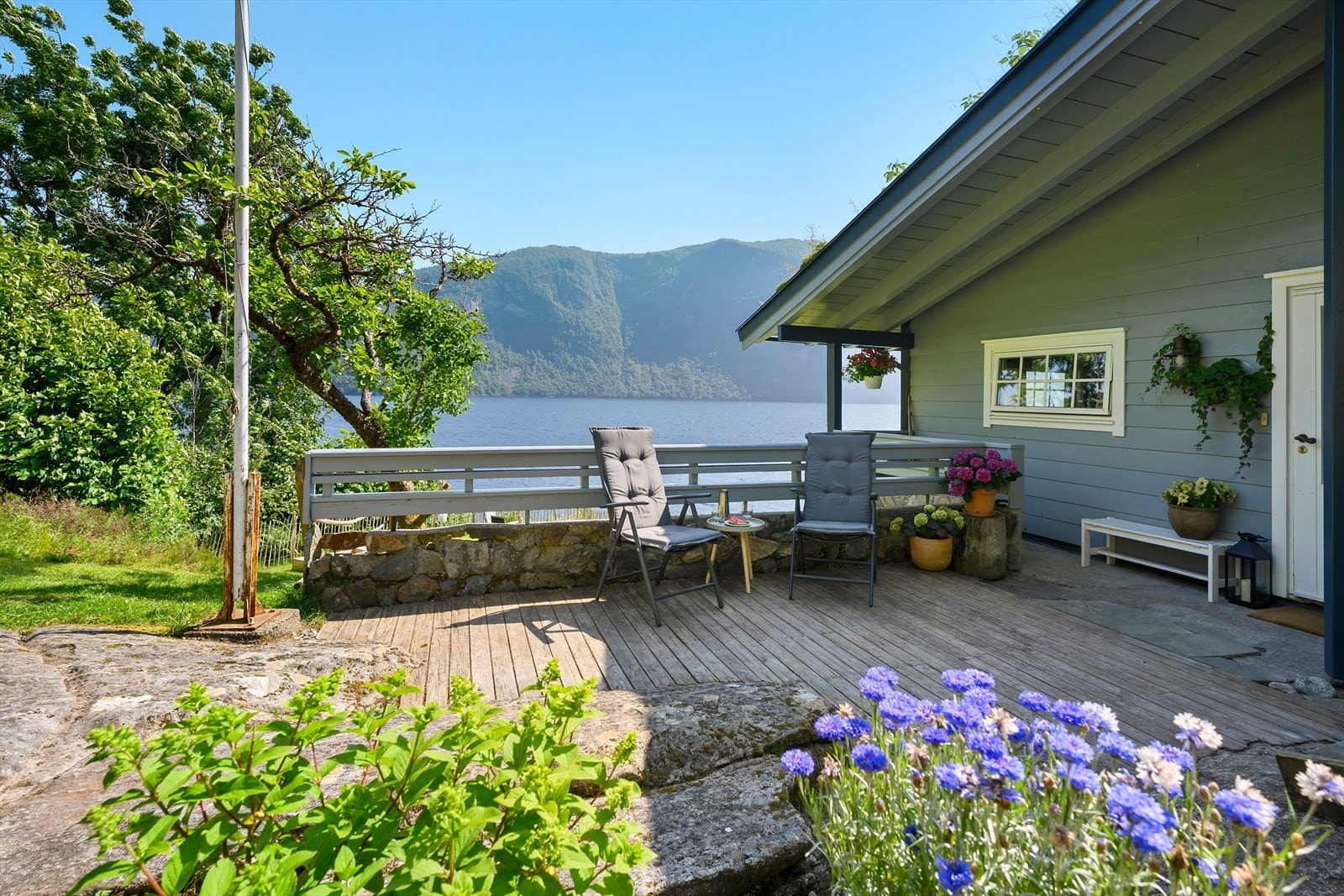 Inngangspartiet har ein større terrasse med god plass for sitjegruppe Galleribilde