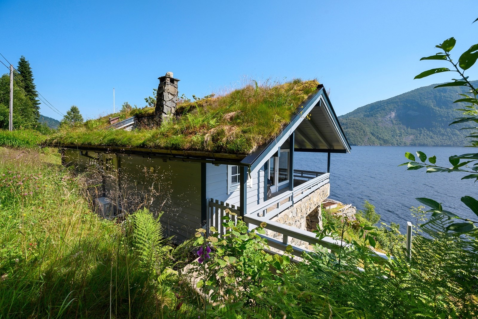 Veranda i betongkonstruksjon med terrassebord på dekket. Galleribilde