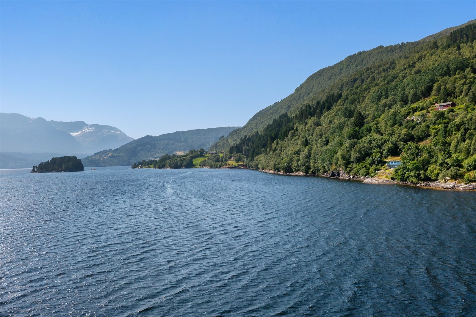 Fjordavegen knyter eigedomen til Naustdal sentrum, berre nokre minutt unna med bil. Galleribilde