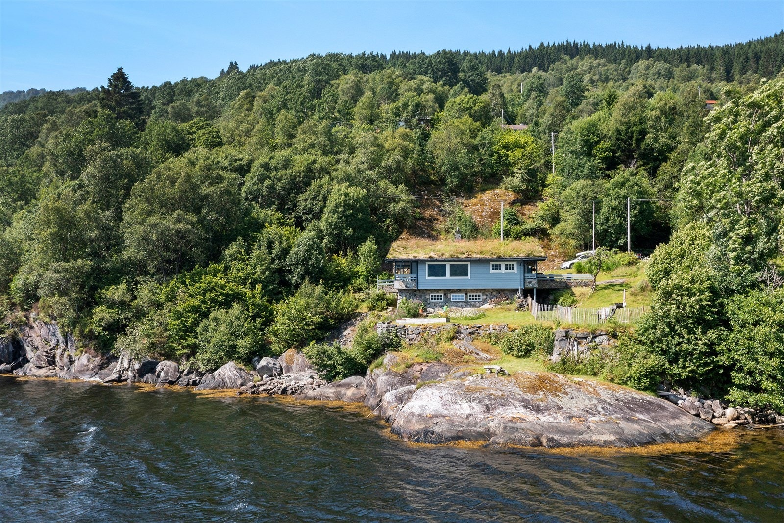 Eigedomen har ei usjenert plassering heilt nede ved vasskanten. Galleribilde