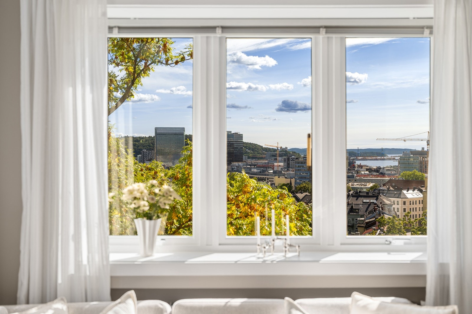 Her bor du høyt over byens tak, med utsikt fra samtlige rom og sjøutsikt mot Oslofjorden. Galleribilde