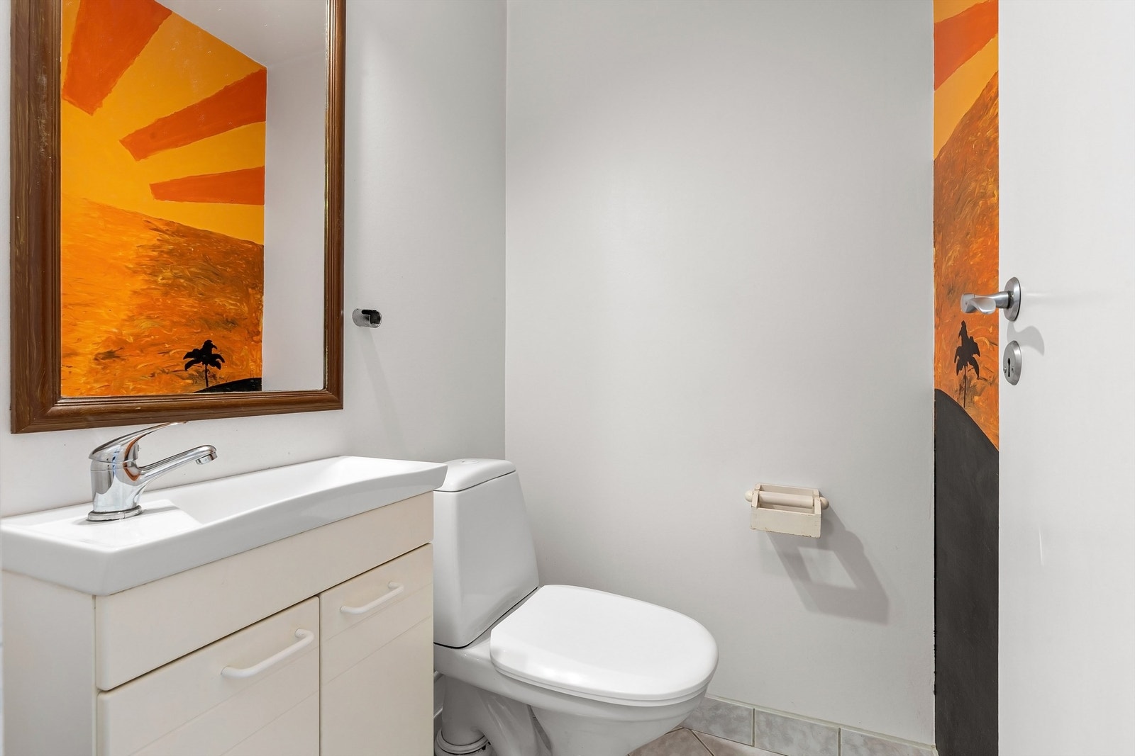 Ved siden av badet har du et separat toalettrom Galleribilde