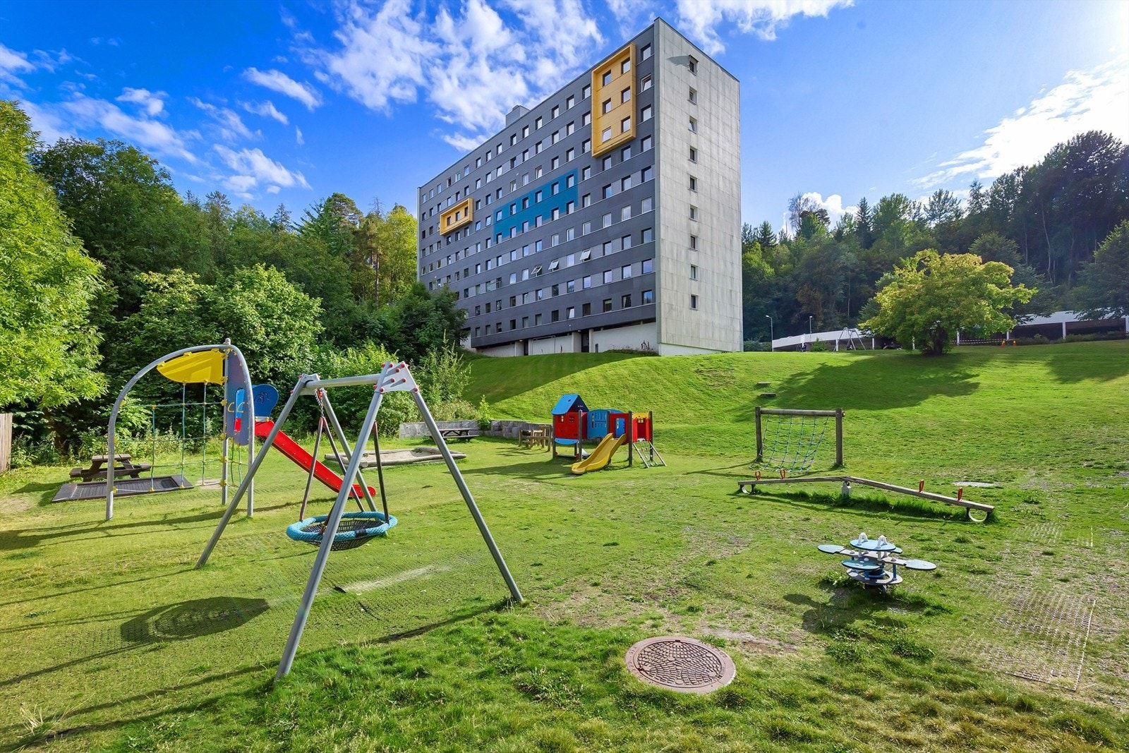 Leiligheten ligger i et hyggelig og veletablert boligområde, med kort gangavstand til Asker sentrum med gode handelsmuligheter, spisesteder og tog/buss, samt nærhet til barnehager, skoler og lekeplasser Galleribilde