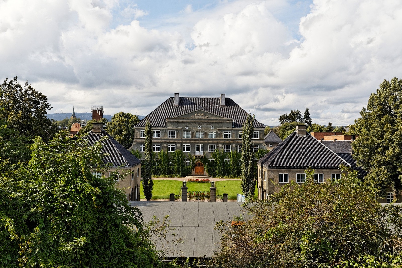 Veterinærhøyskolen skal de neste årene gjennomgå en spennende utvikling. Dette vil bli et fantastisk tilskudd til Hagebyen! Til nå har det f.eks. kommet ny dagligvarehandel, uteservering og treningssenter Galleribilde
