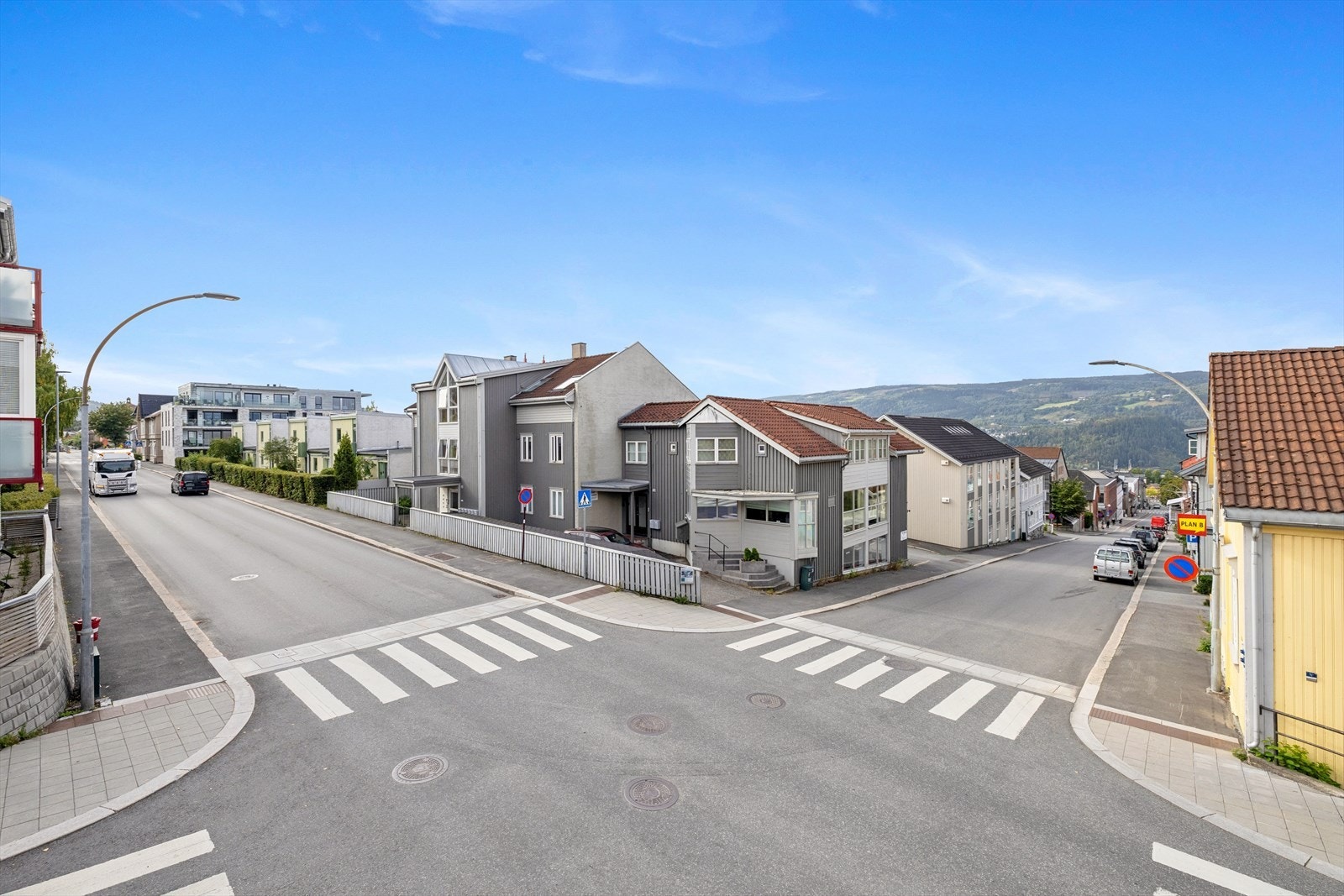 Beliggenheten i kvartalet like ovenfor Storgata gir en urban og lettvint hverdag med byens butikker, kaféer og kulturtilbud rett utenfor døren, samt kort vei til Søndre park og Lillehammer stasjon. Galleribilde