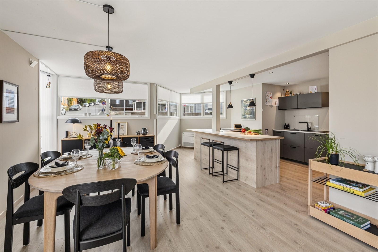 Kjøkkenet ligger i åpen løsning mot stuen og er innredet med en moderne IKEA-innredning. Galleribilde