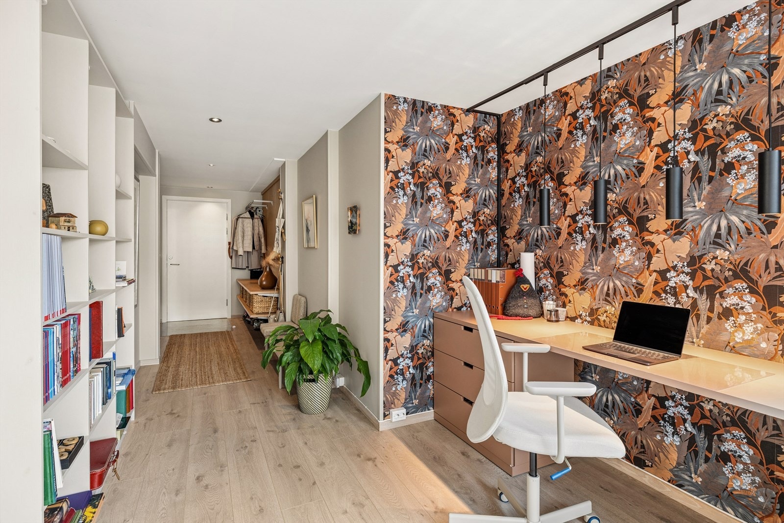 Entréen er innredet med en praktisk krok for hjemmekontor. Galleribilde