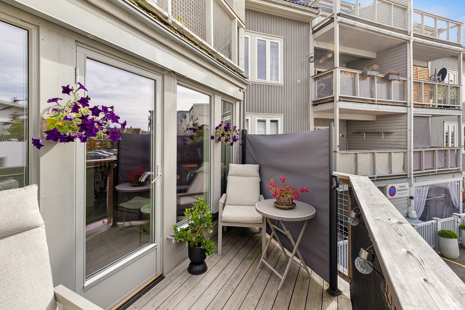 Verandaen vender mot vest og har plass til en hyggelig sittegruppe. Galleribilde