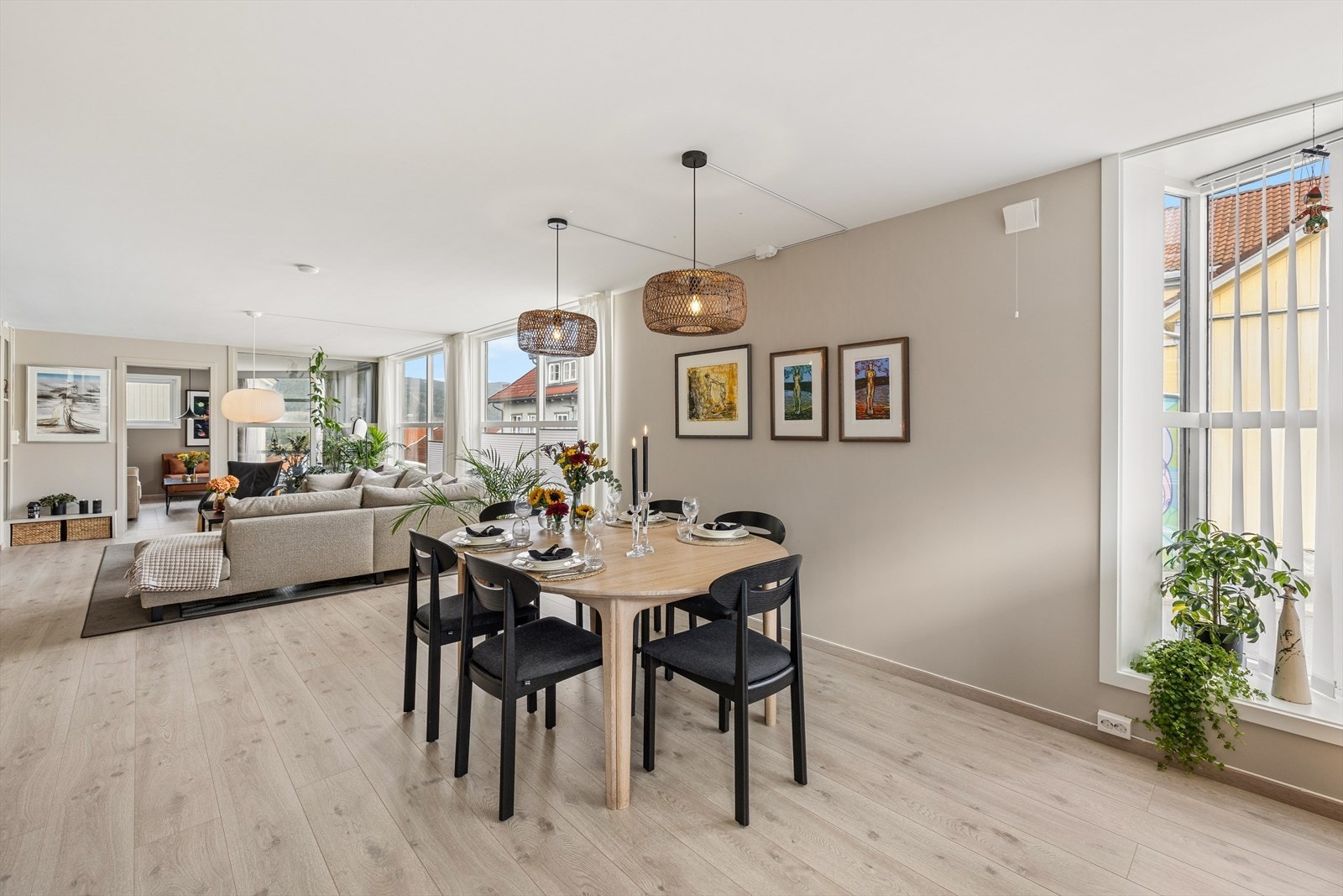 Spisestuen ligger i åpen løsning med stue og kjøkken. Galleribilde