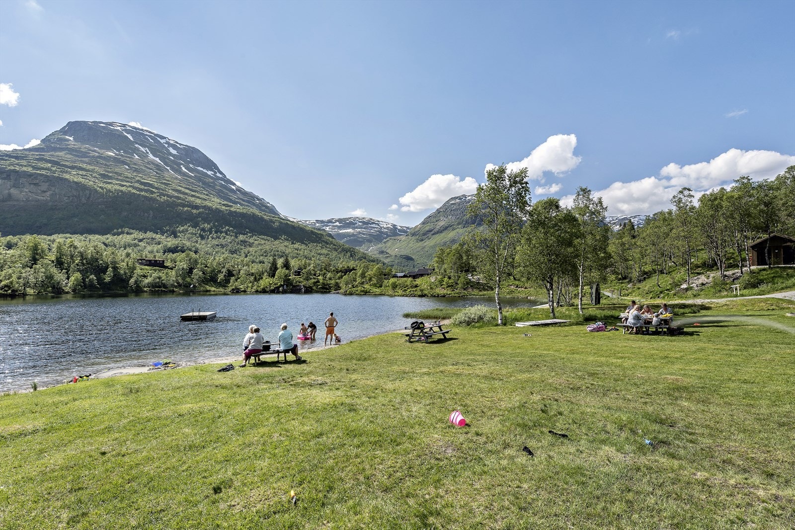 Klovsteinstjødna er populær både for hytteeiere og lokalbefolkning - flott opparbeidet med badeplass, sandvolley, toaletter, grillplass m.m Galleribilde