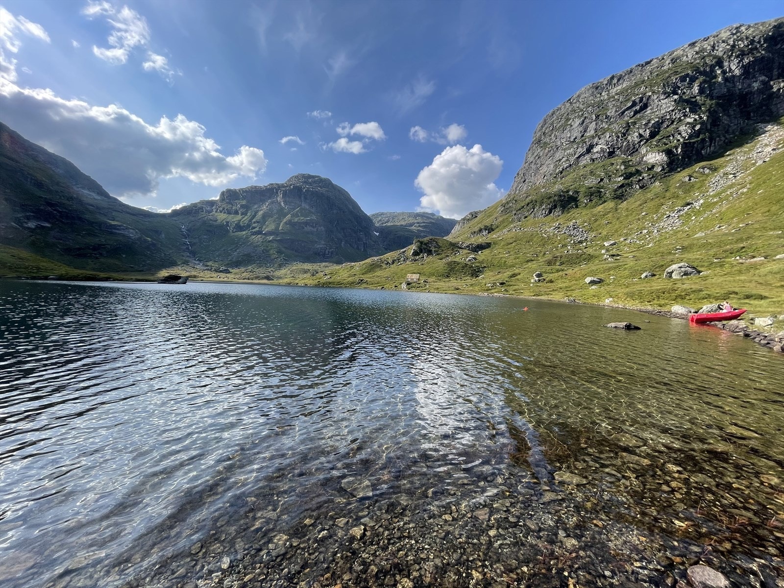 Fossdalsvatnet er en fin tur for store og små Galleribilde