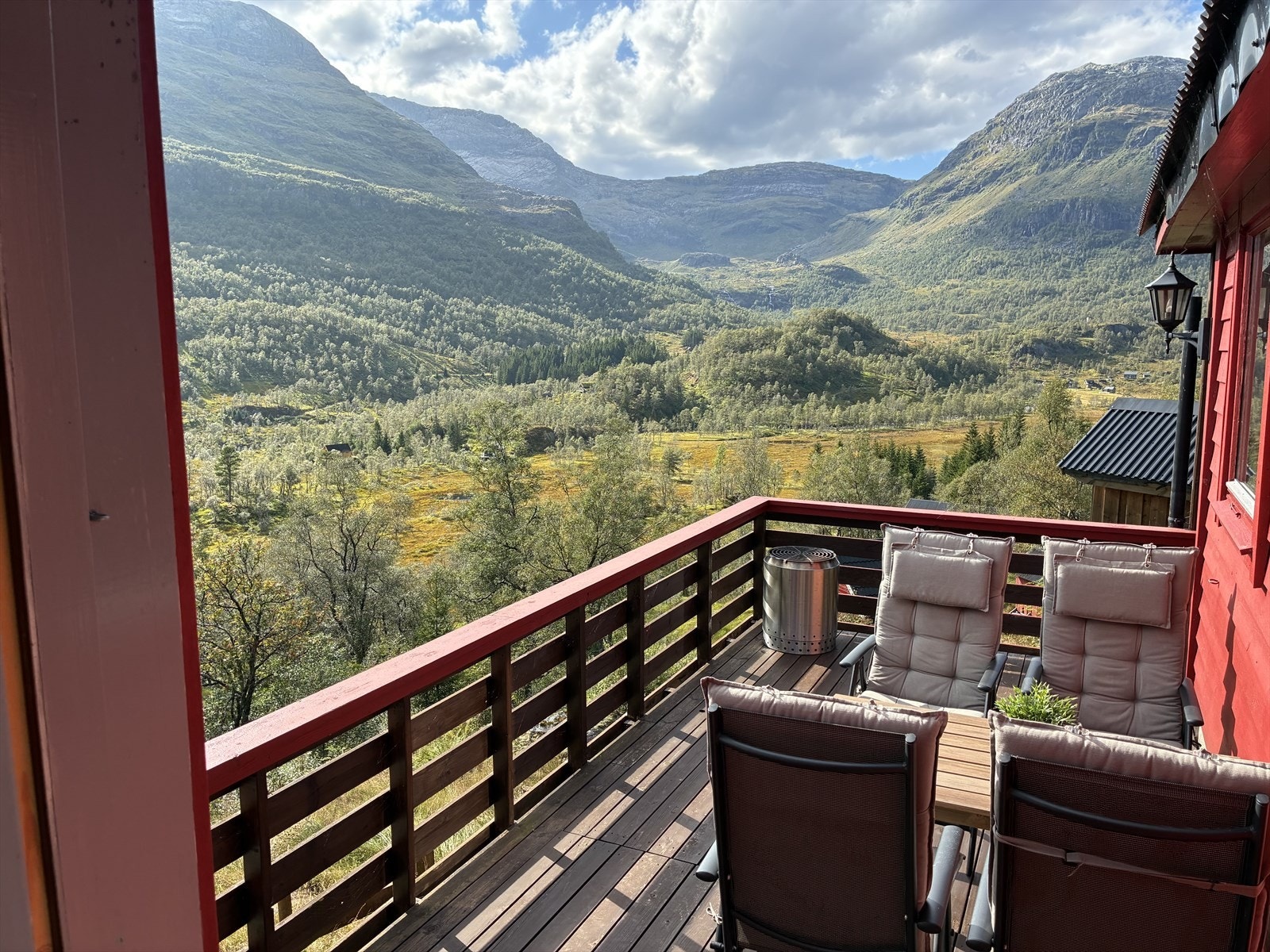 Utgang til terrasse fra stue - Meget flott utsikt Galleribilde
