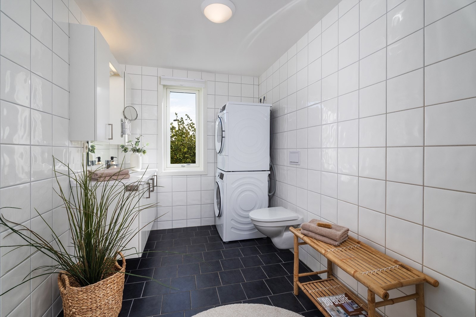 God oppbevaringsplass på badet med servantinnredning og vegghengte skap. Galleribilde