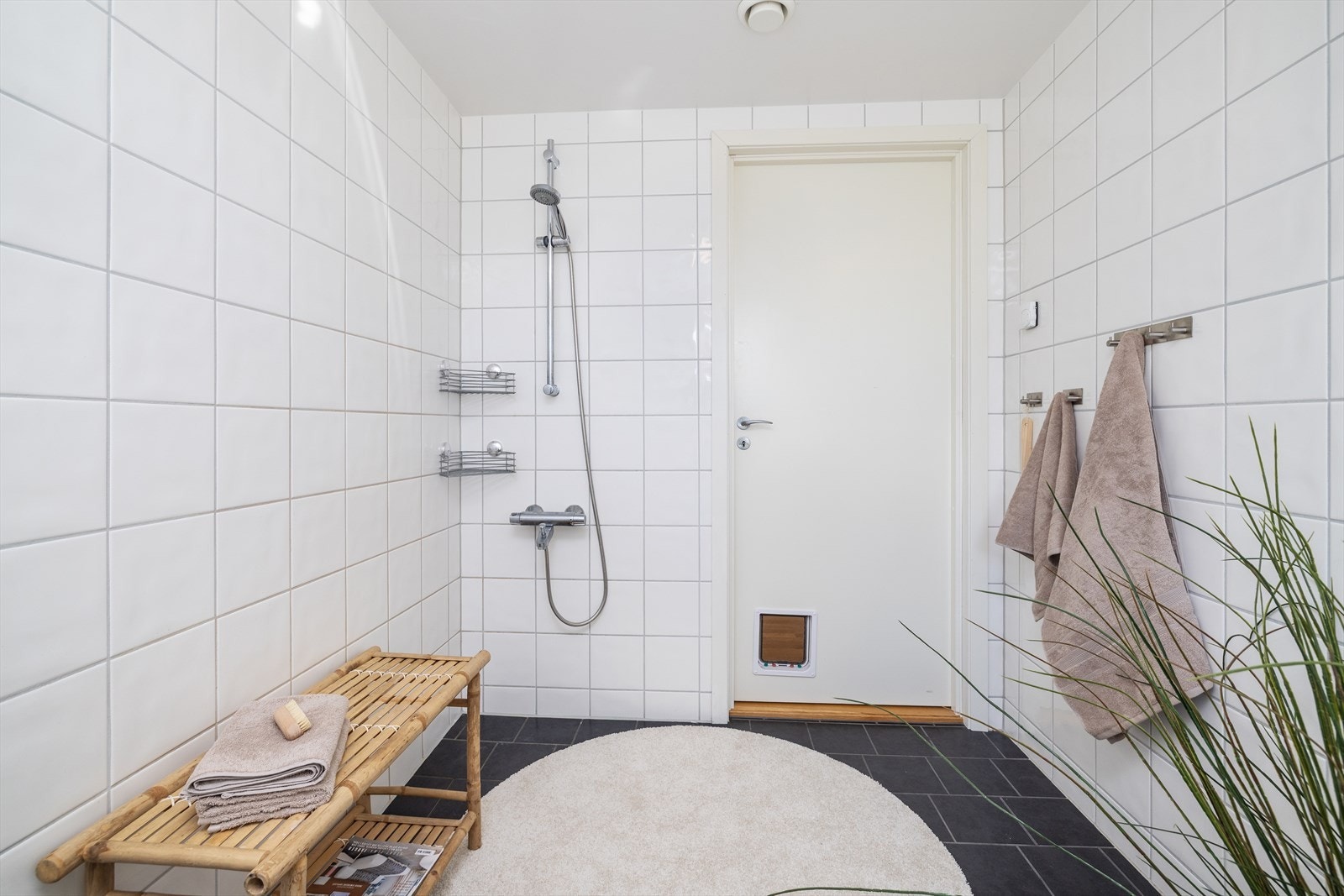 Flislagt bad innredet med dusjopplegg. Galleribilde