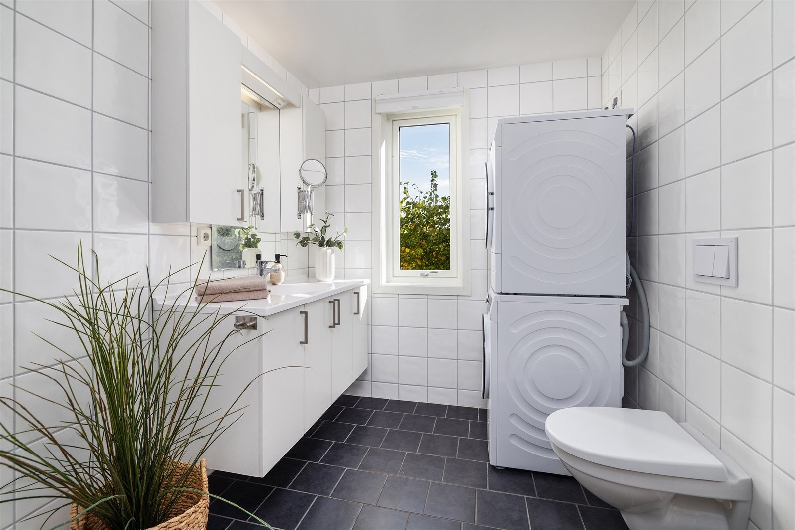 Badet har vannbåren gulvvarme, vegghengt toalett og opplegg for vaskesøyle. Galleribilde