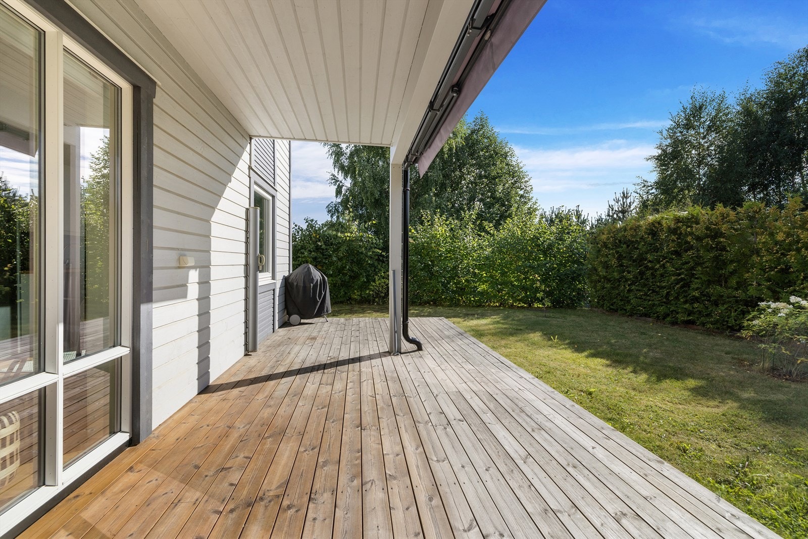 Vestvendt og delvis overbygget terrassen på 22 m² med markise. Galleribilde