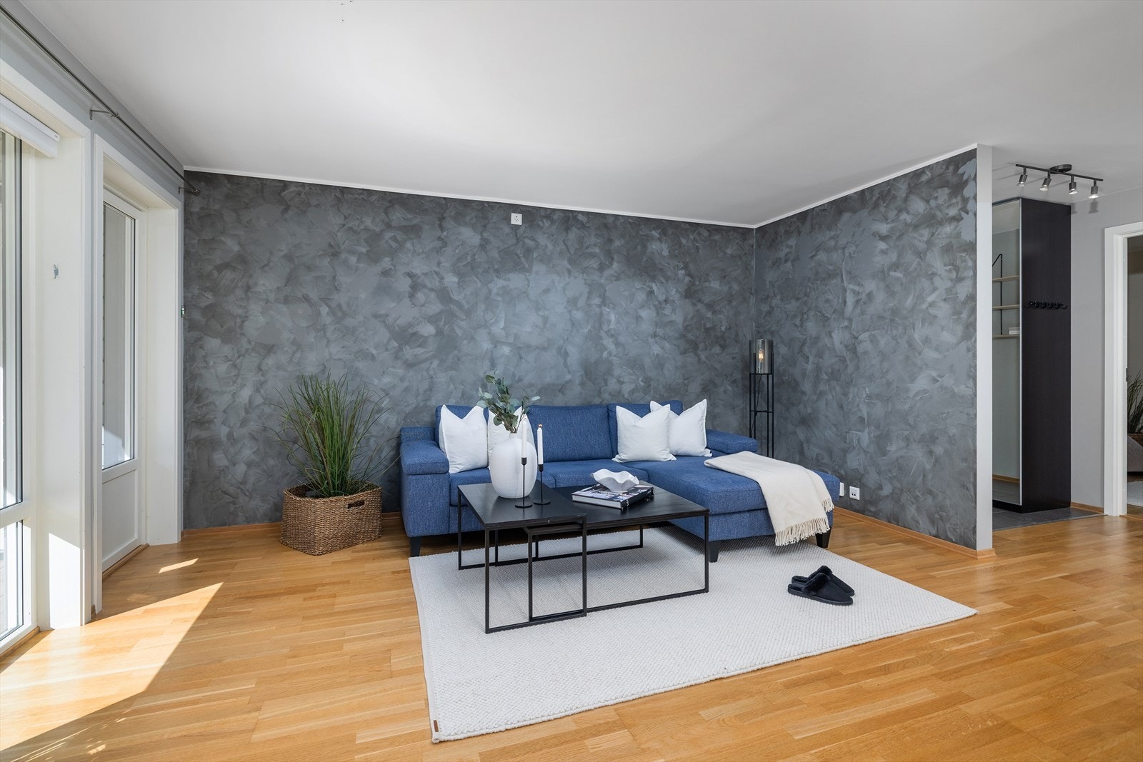 Store vindusflater og terrassedør slipper inn rikelig med naturlig lys. Galleribilde