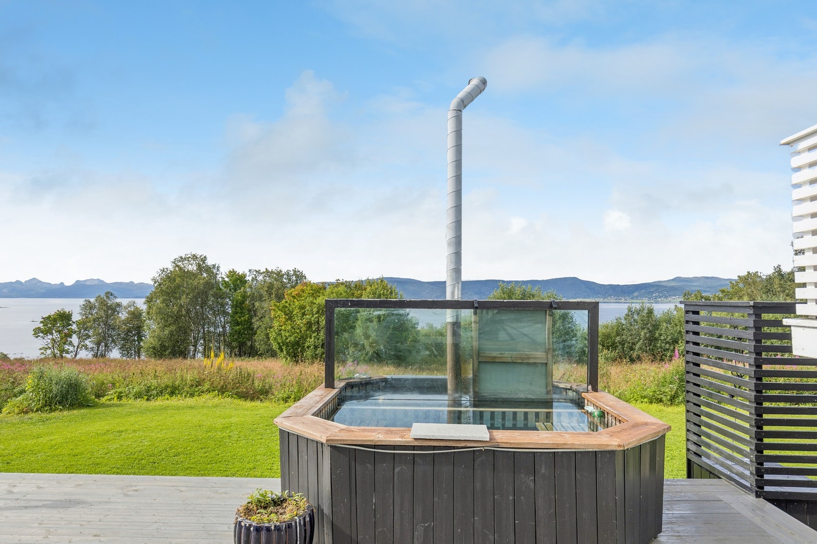 Uteområdet er opparbeidet med plen og terrasse. Galleribilde
