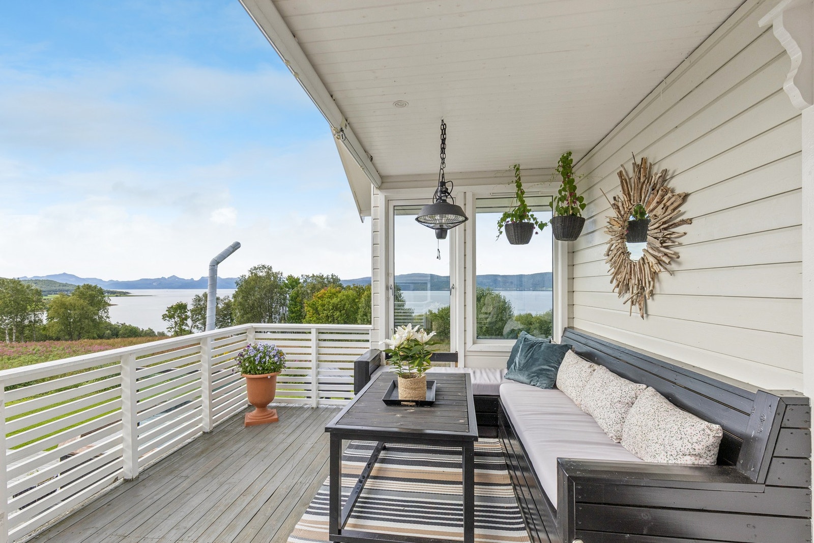 Overbygget terrasse med plass til en hyggelig sittegruppe. Galleribilde