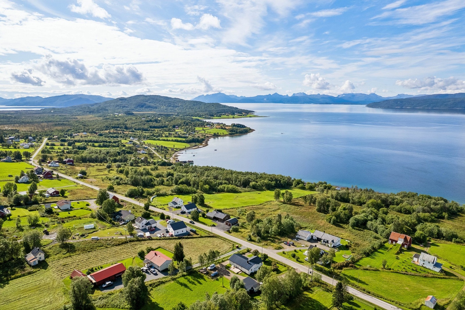 Fra eiendommen er det ca. 6 km til Coop Prix i Brøstadbotn. Galleribilde