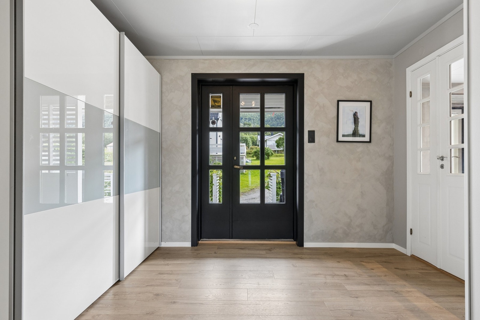 Romslig entré med god plass til garderobeløsning. Galleribilde