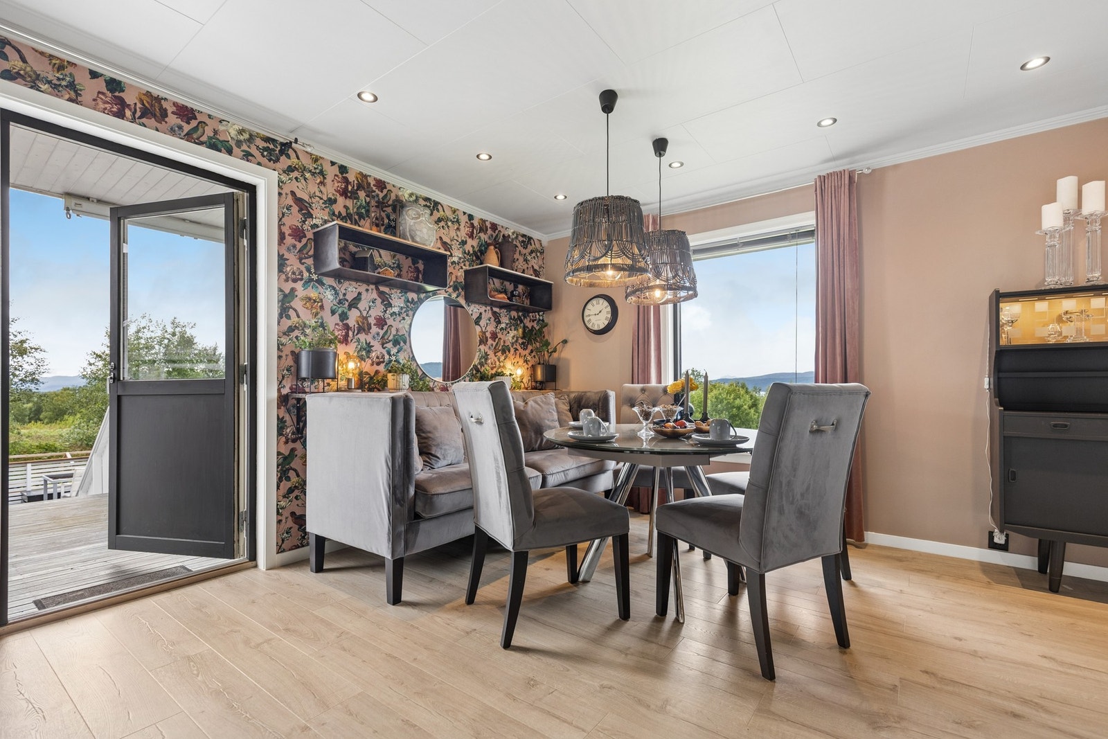 Fra spisestuen er det direkte utgang til den store terrassen. Galleribilde