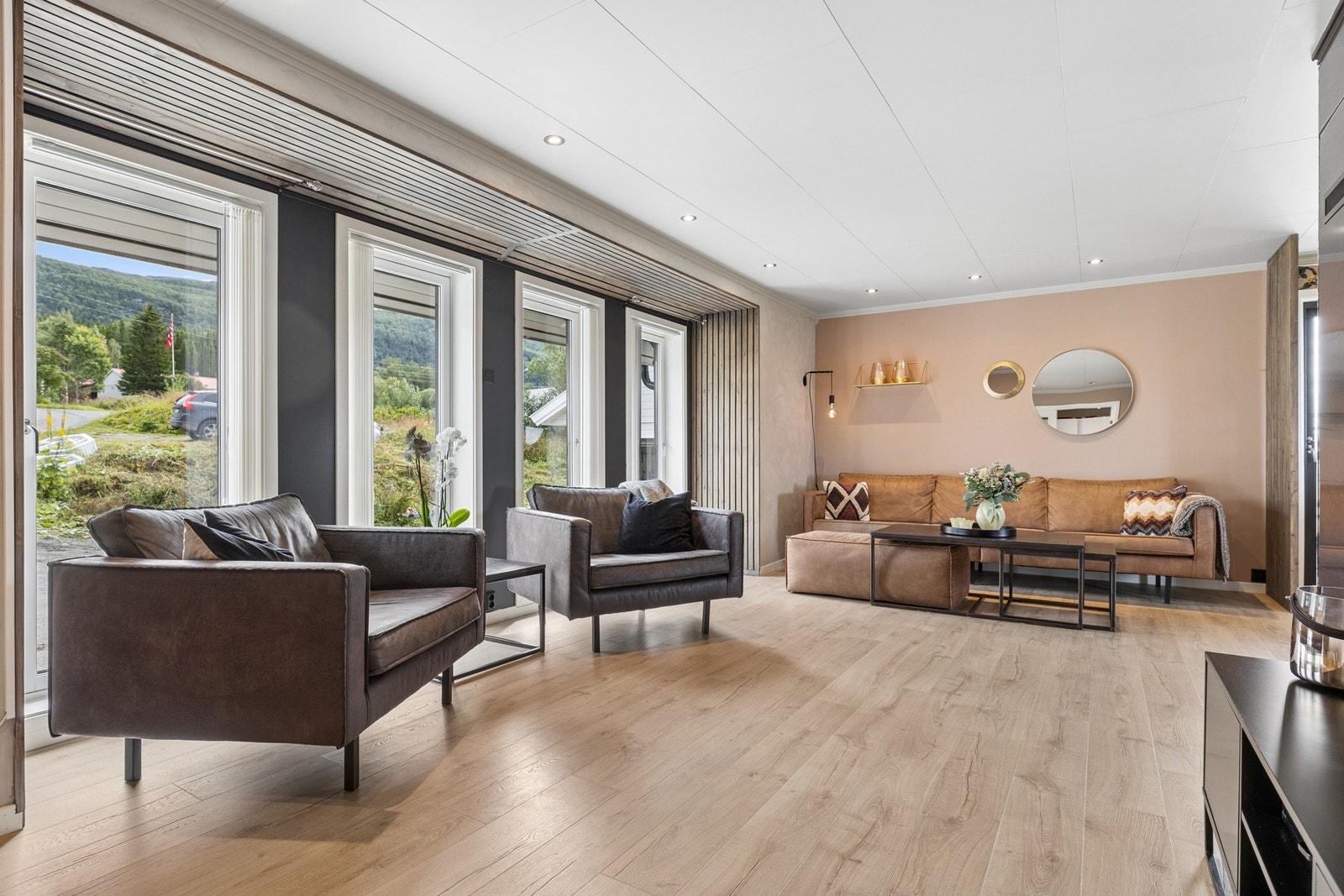 Stuen har god plass til både sofagruppe og spisebord. Galleribilde