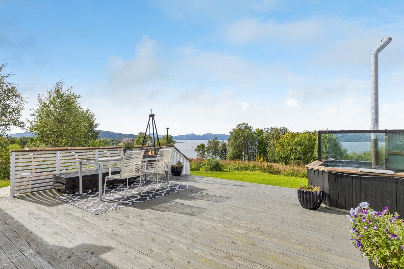 Stor terrasse på 50 m² med rikelig med plass og flott utsikt over fjorden. Galleribilde