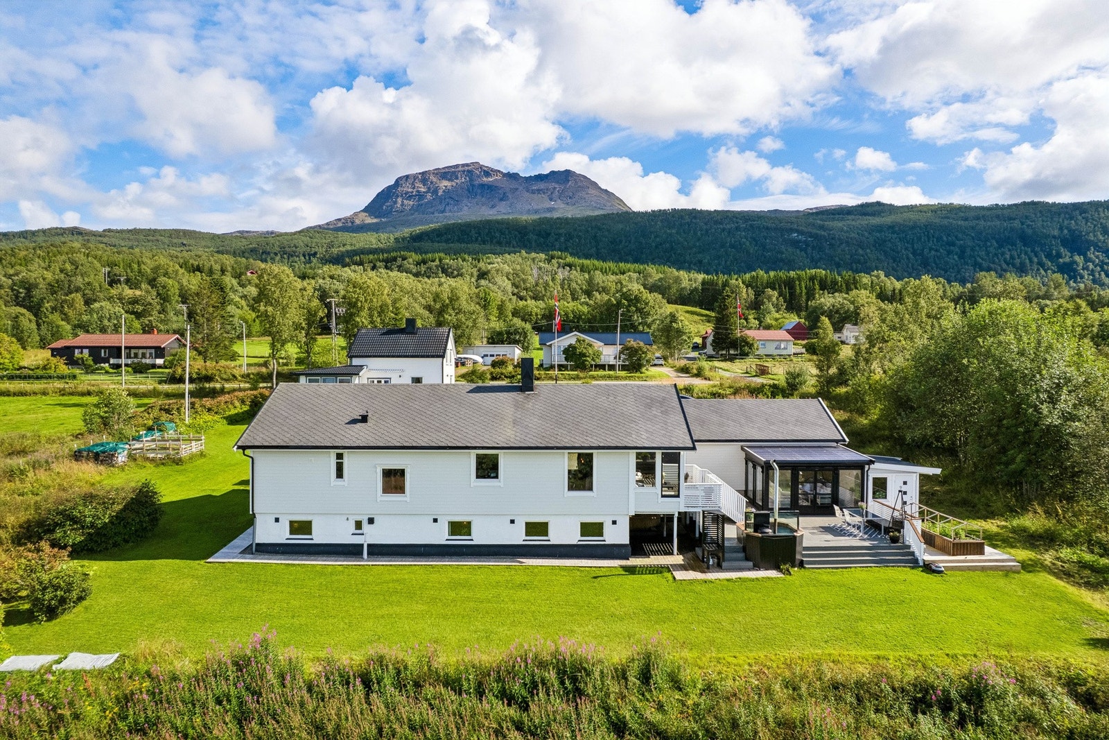 Eiendommen ligger i et landlig og naturskjønt område i Dyrøy kommune. Galleribilde