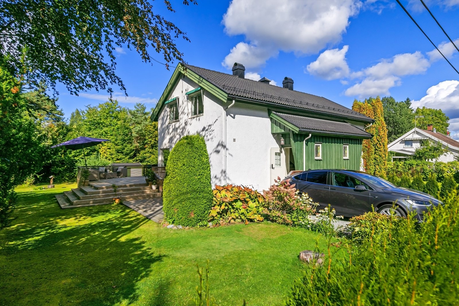 Pent opparbeidet tomt med hagearealer som gir gode muligheter for lek, aktivitet og hyggelige. Galleribilde