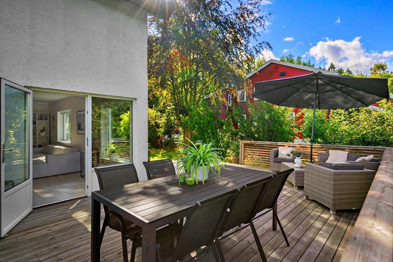 Fra stuen er det direkte utgang til en stor terrasse/platting på ca. 59 kvm, som strekker seg rundt deler av boligen. Galleribilde