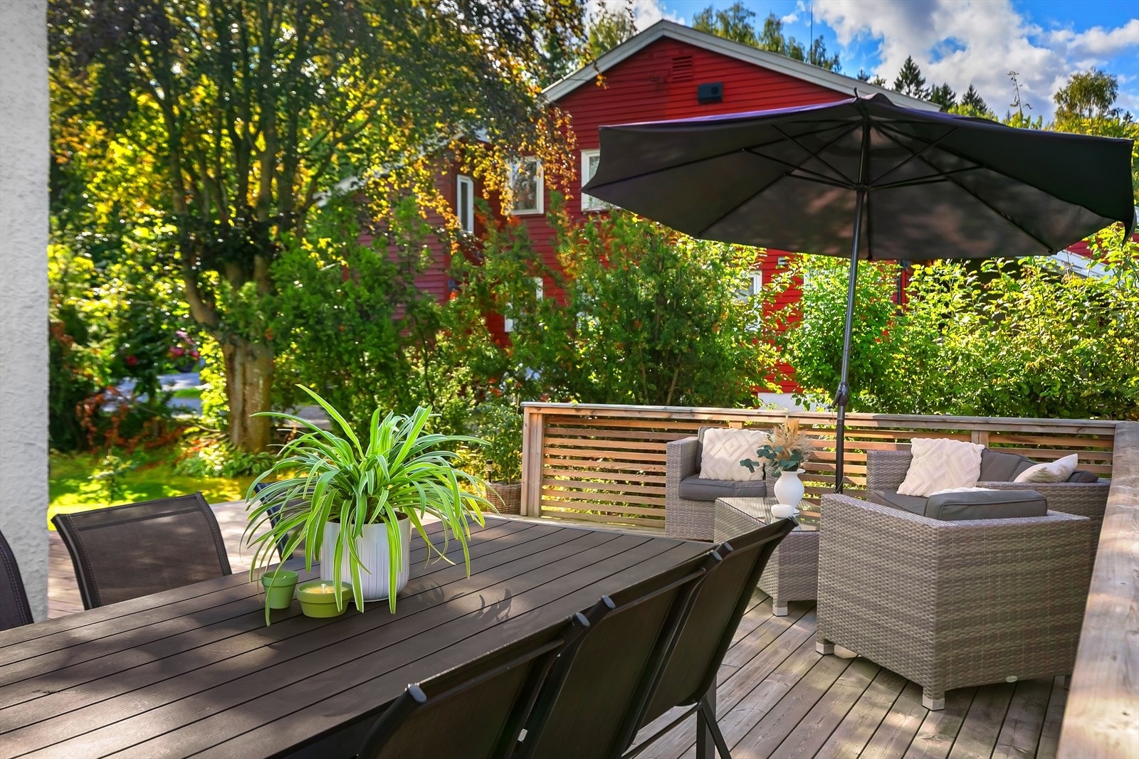 Terrassen ble etablert i 2021 over en eldre betongterrasse og gir god plass til flere møbleringssoner, som spisegruppe, sittegruppe og grill. Galleribilde
