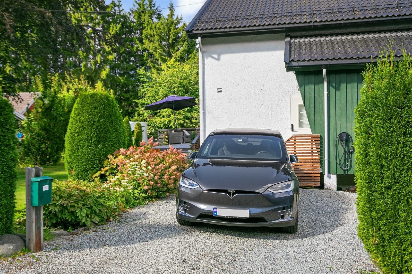 Det er plass til to biler på egen gårdsplass/innkjørsel. Det er installert Easee elbillader i 2026. Galleribilde