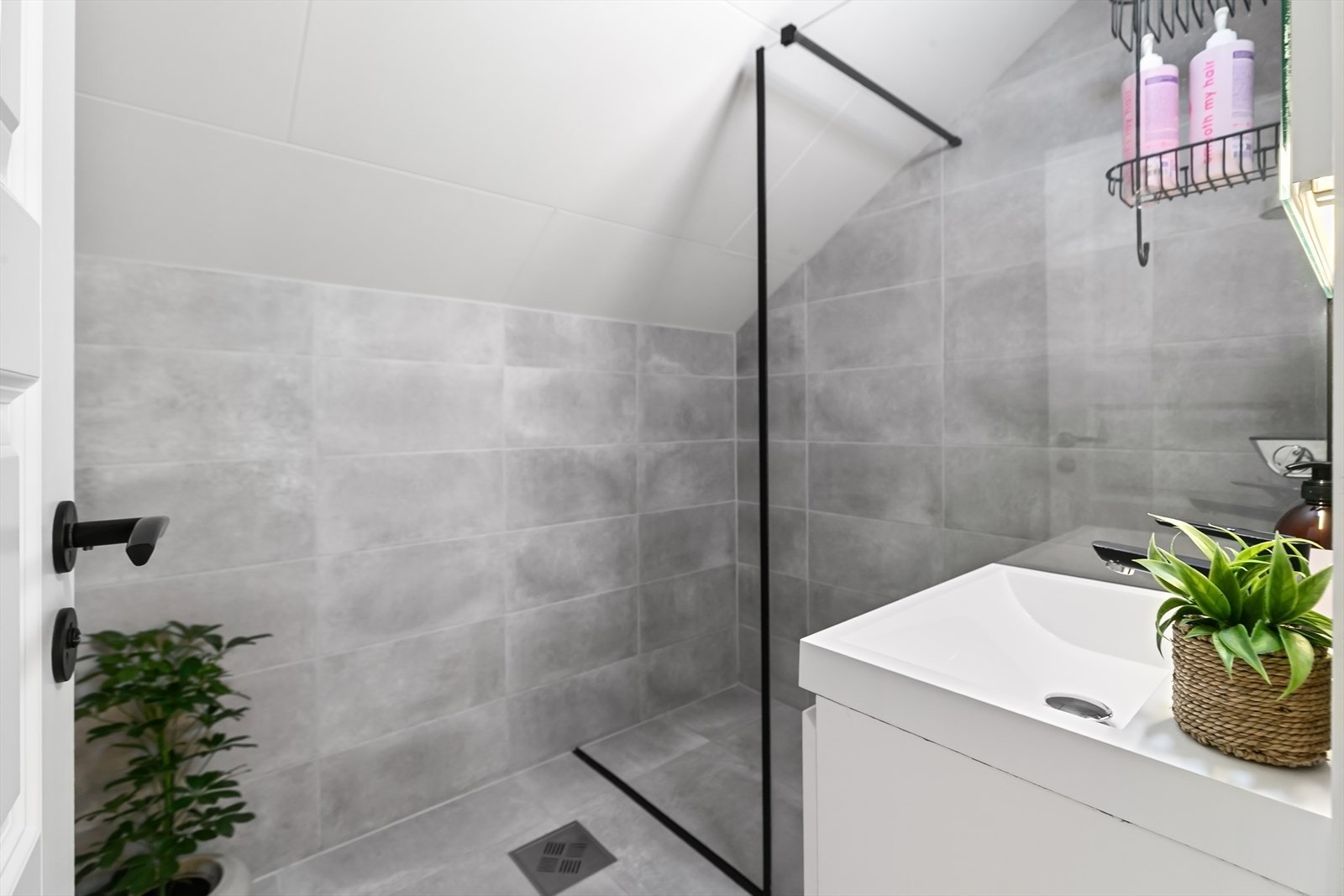 Badet er utstyrt med dusjhjørne med glass-skillevegg og dusjarmatur fra Hansgrohe. Galleribilde