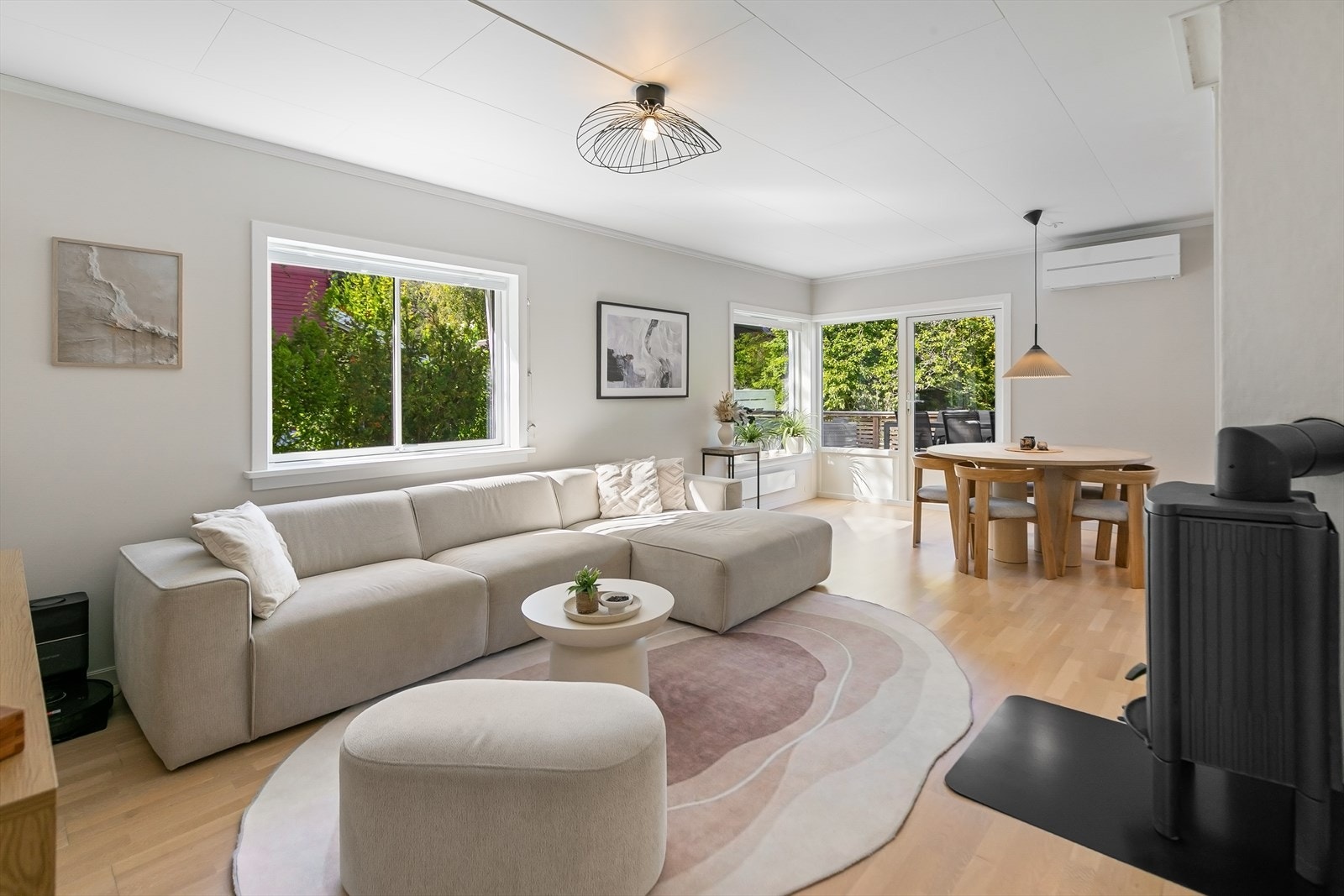 Store vindusflater som slipper inn godt med naturlig lys. Galleribilde