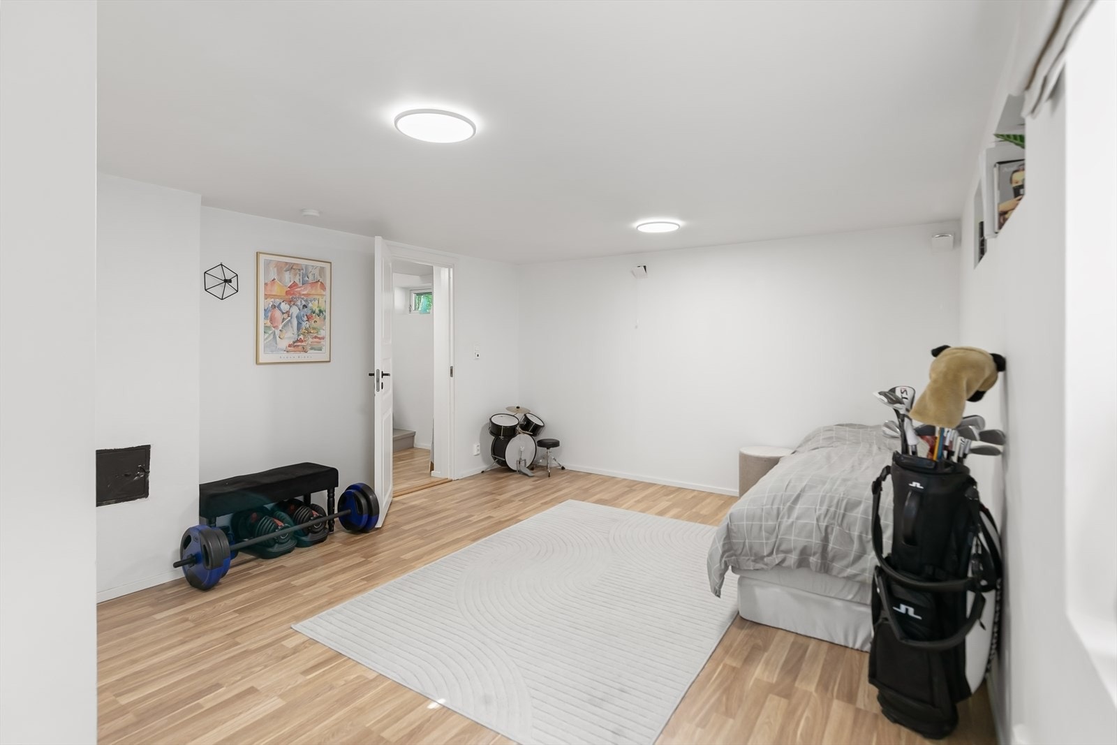 Det gjøres oppmerksom på at dagens innredning og bruk av kjelleren avviker fra godkjente byggetegninger. Se punkt om ferdigattest. Galleribilde