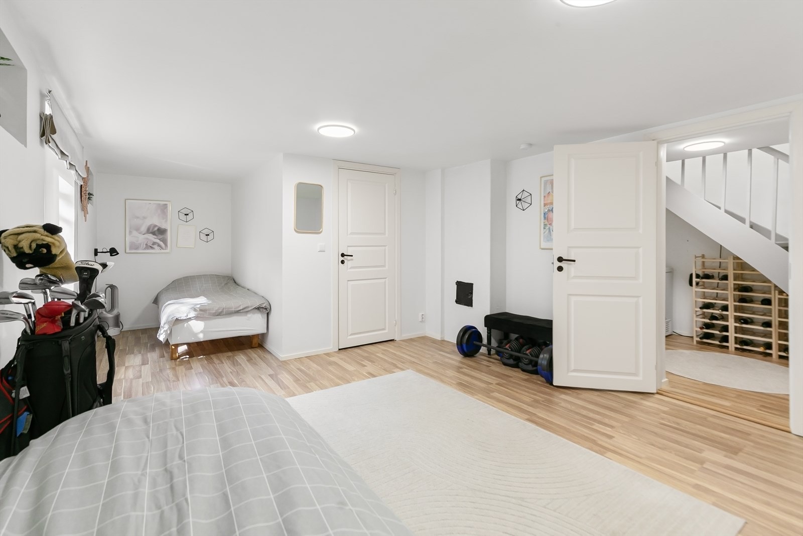 Det gjøres oppmerksom på at dagens innredning og bruk av kjelleren avviker fra godkjente byggetegninger. Se punkt om ferdigattest. Galleribilde