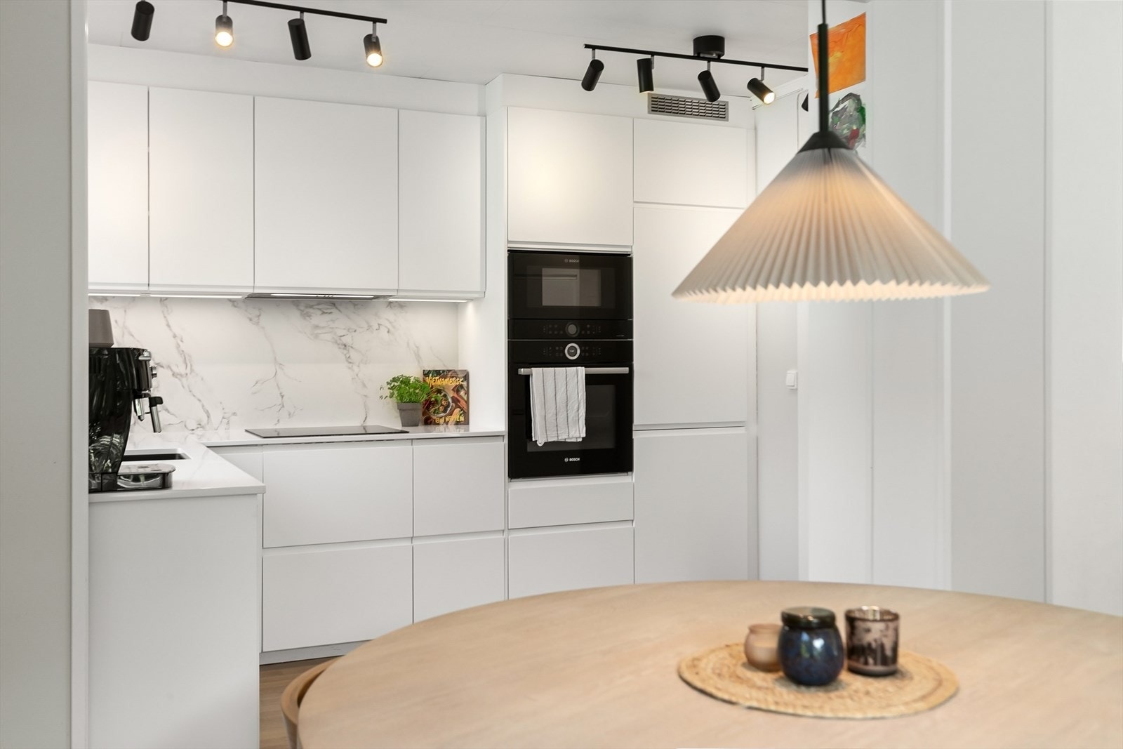 Kjøkkenet ble oppgradert i 2021 og har innredning fra IKEA med glatte, hvite fronter. Galleribilde