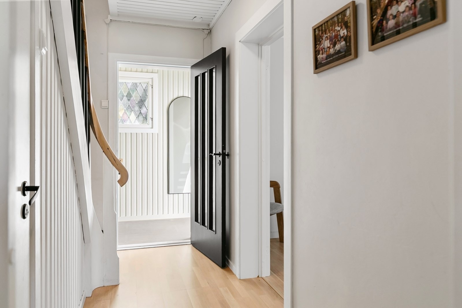 Lys og hyggelig gang som binder boligens rom og etasjer sammen. Det dekorative vinduet med blyglass tilfører boligen særpreg. Galleribilde