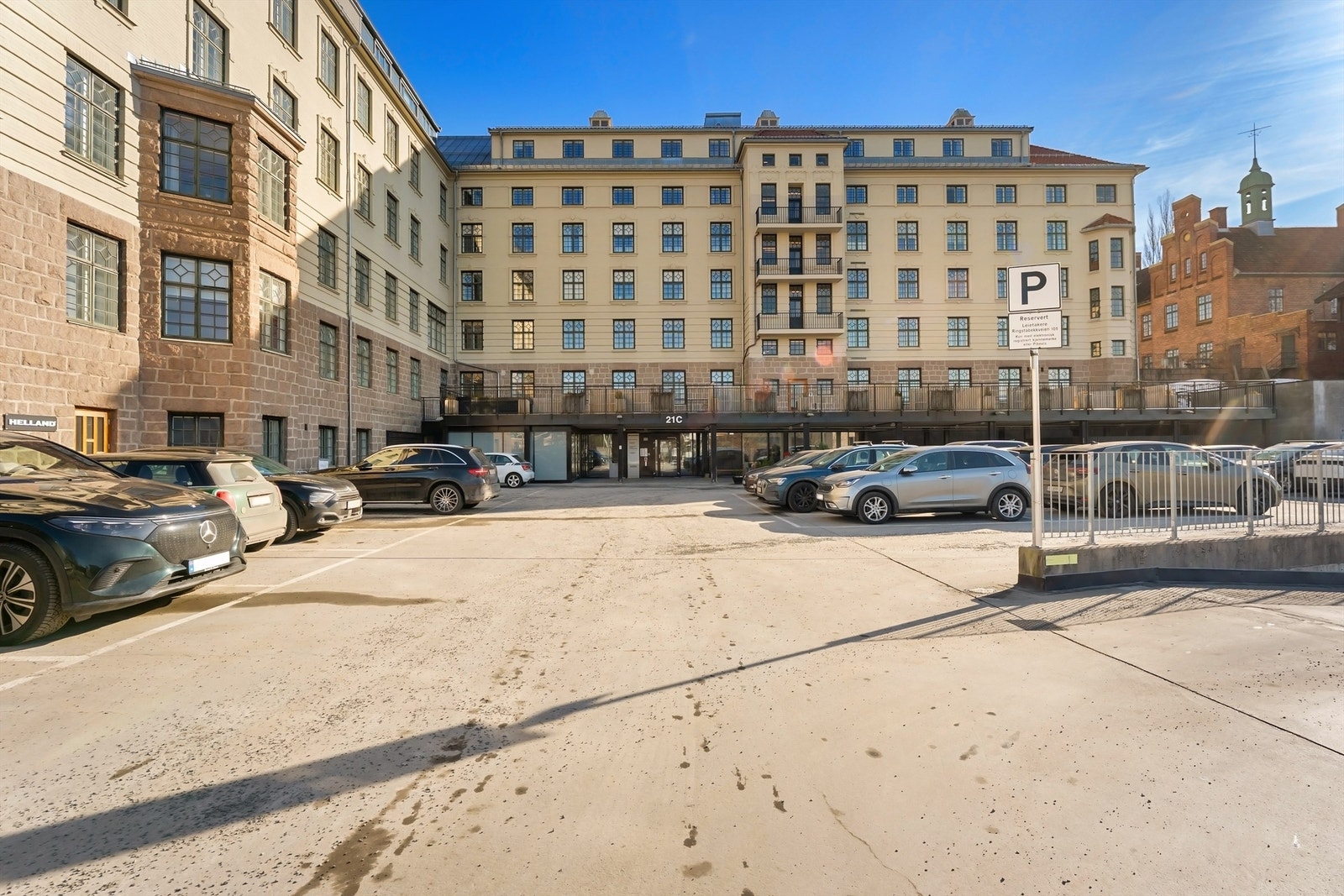 Bygningen, tidligere Statens Lærerindeskole, ble ombygget i 2014 og har en fredet fasade. Galleribilde