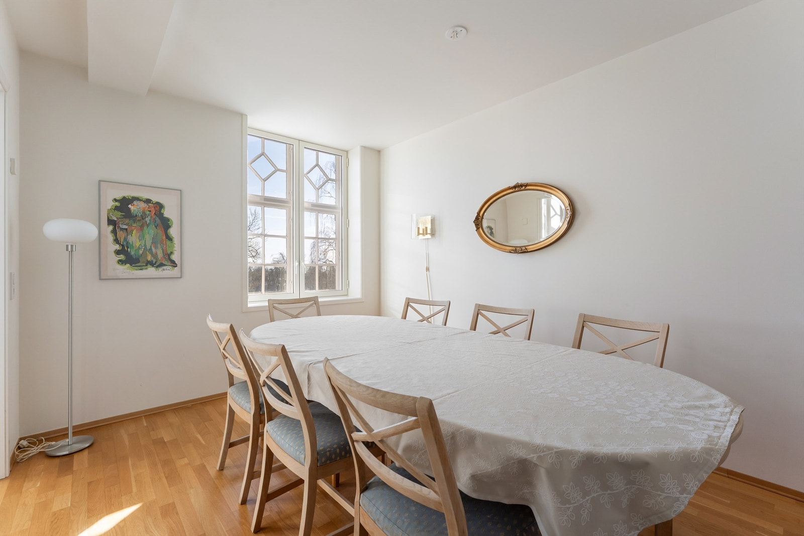 Rommet har god plass til et stort spisebord for sosiale sammenkomster. Galleribilde