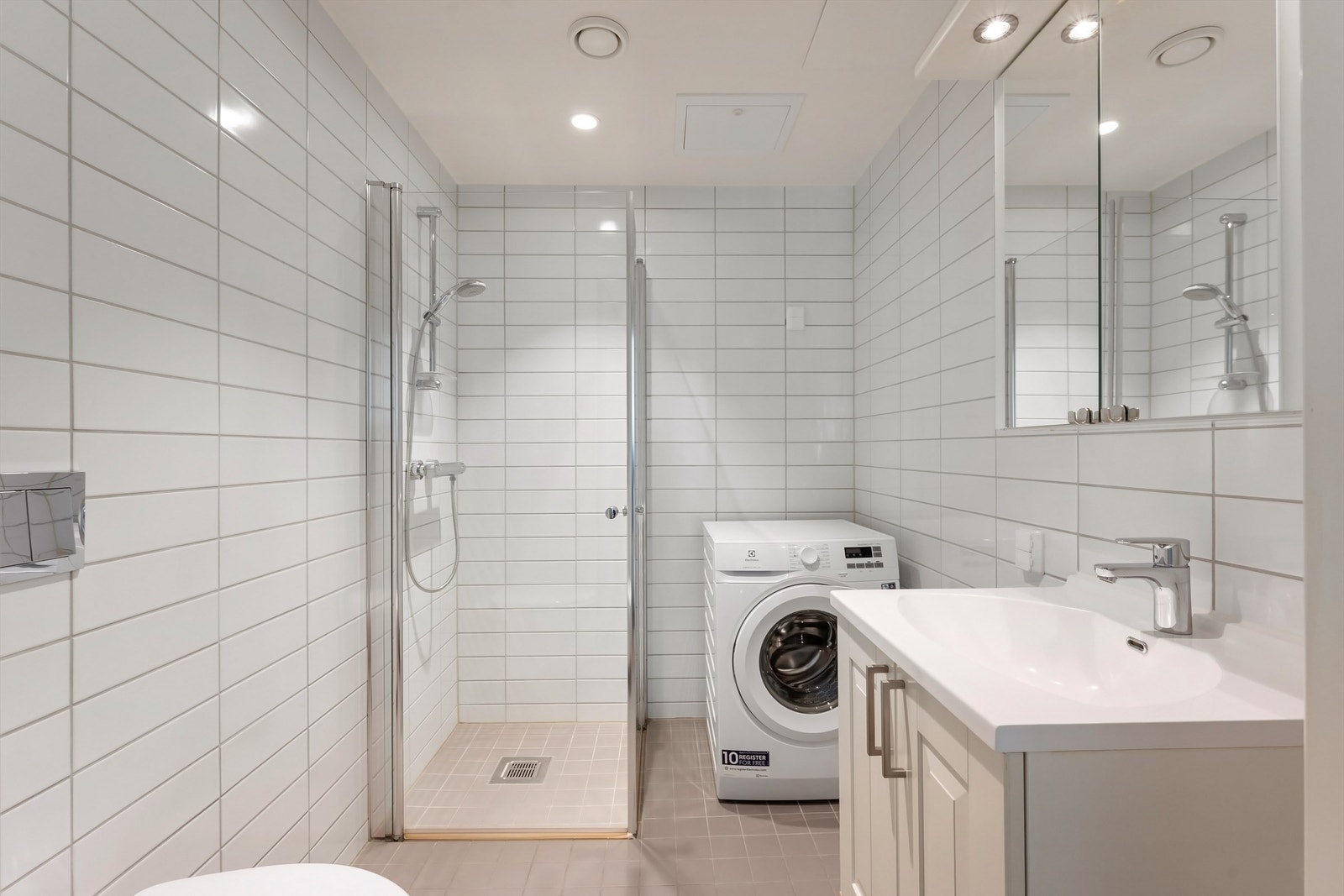Badet har flislagt gulv med elektrisk gulvvarme for økt komfort. Galleribilde