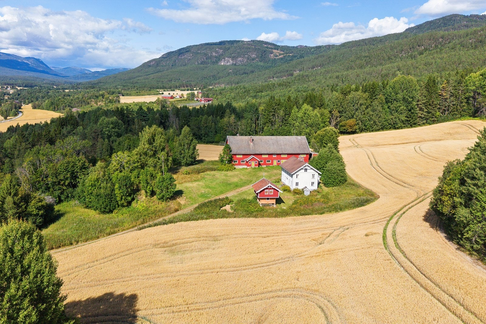 Eiendommen består av flere teiger. Arealet på eiendommen er ca. 675,4 dekar totalt. I senere år har jordene vært leid bort til landbruksformål. Tidligere har deler av arealet vært benyttet til epleproduksjon. Galleribilde