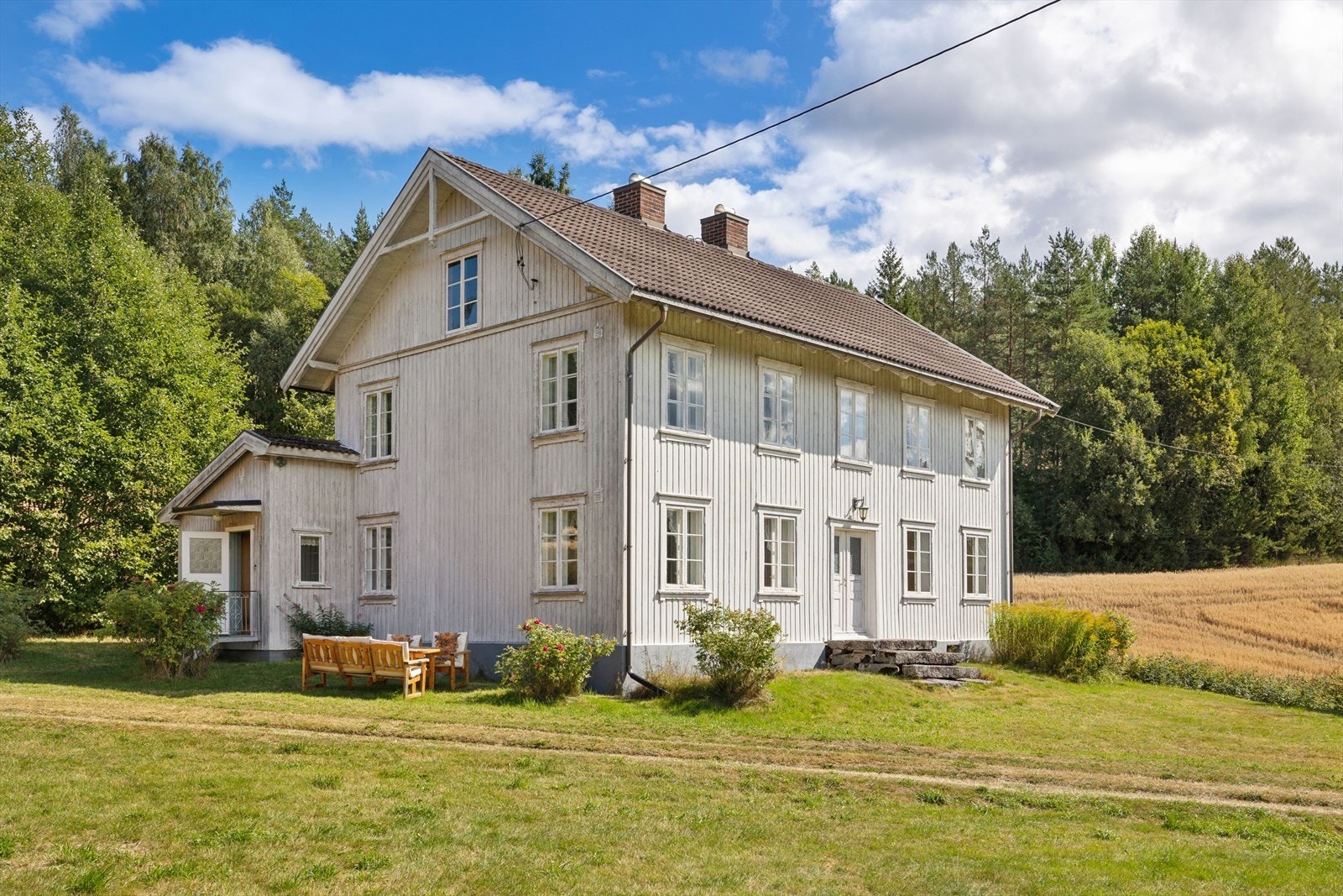 Våningshuset er oppført i 1896 og tilbygget i 1961. Huset har gjennomgående enkel og eldre standard, og kjøper må påregne oppgraderinger og renovering for å tilfredsstille dagens krav og forventninger til boligstandard. Galleribilde